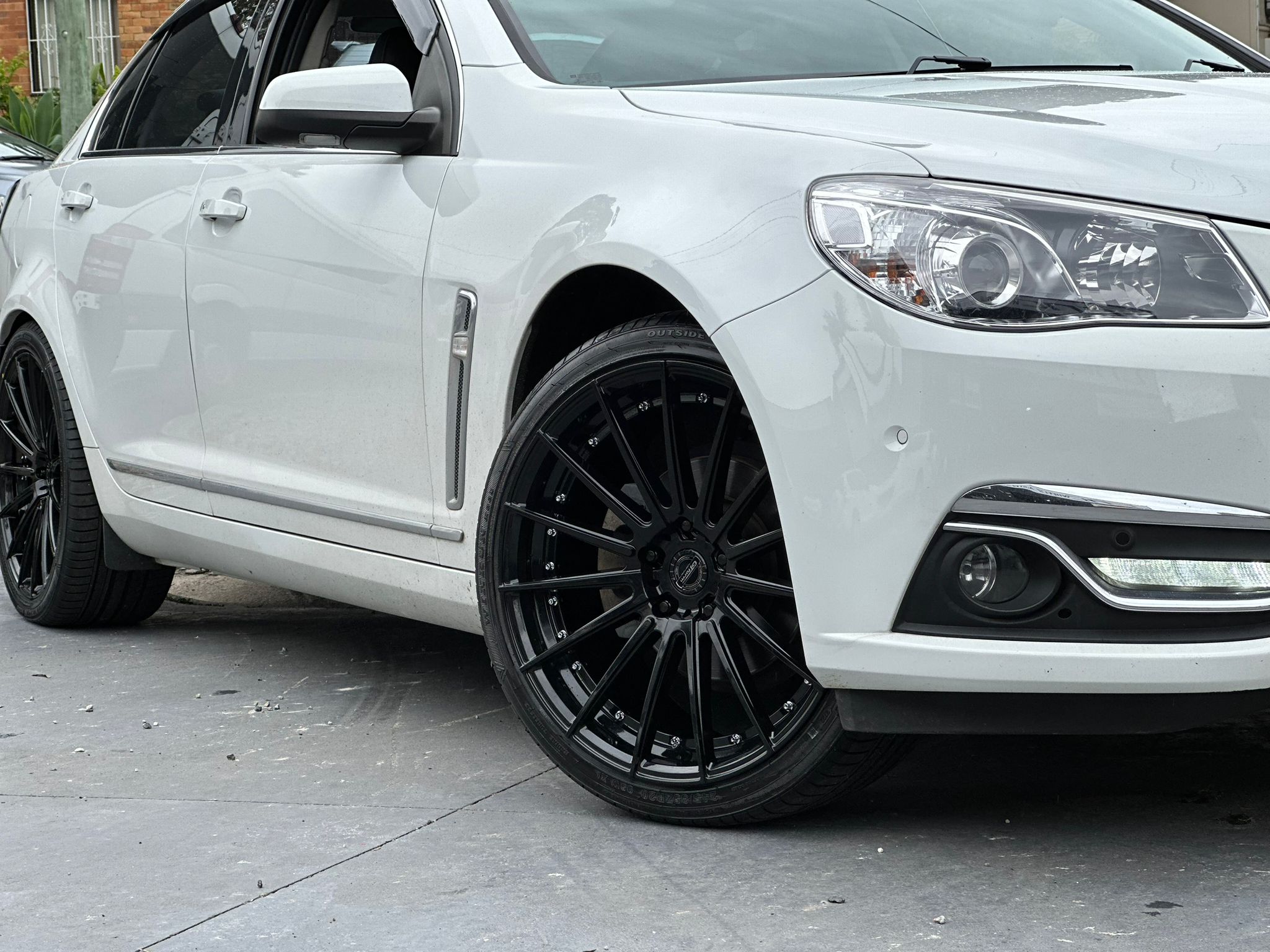 Holden_Commodore_Wheels_GT_Form_Anvil_Gloss_Black_Rims_1