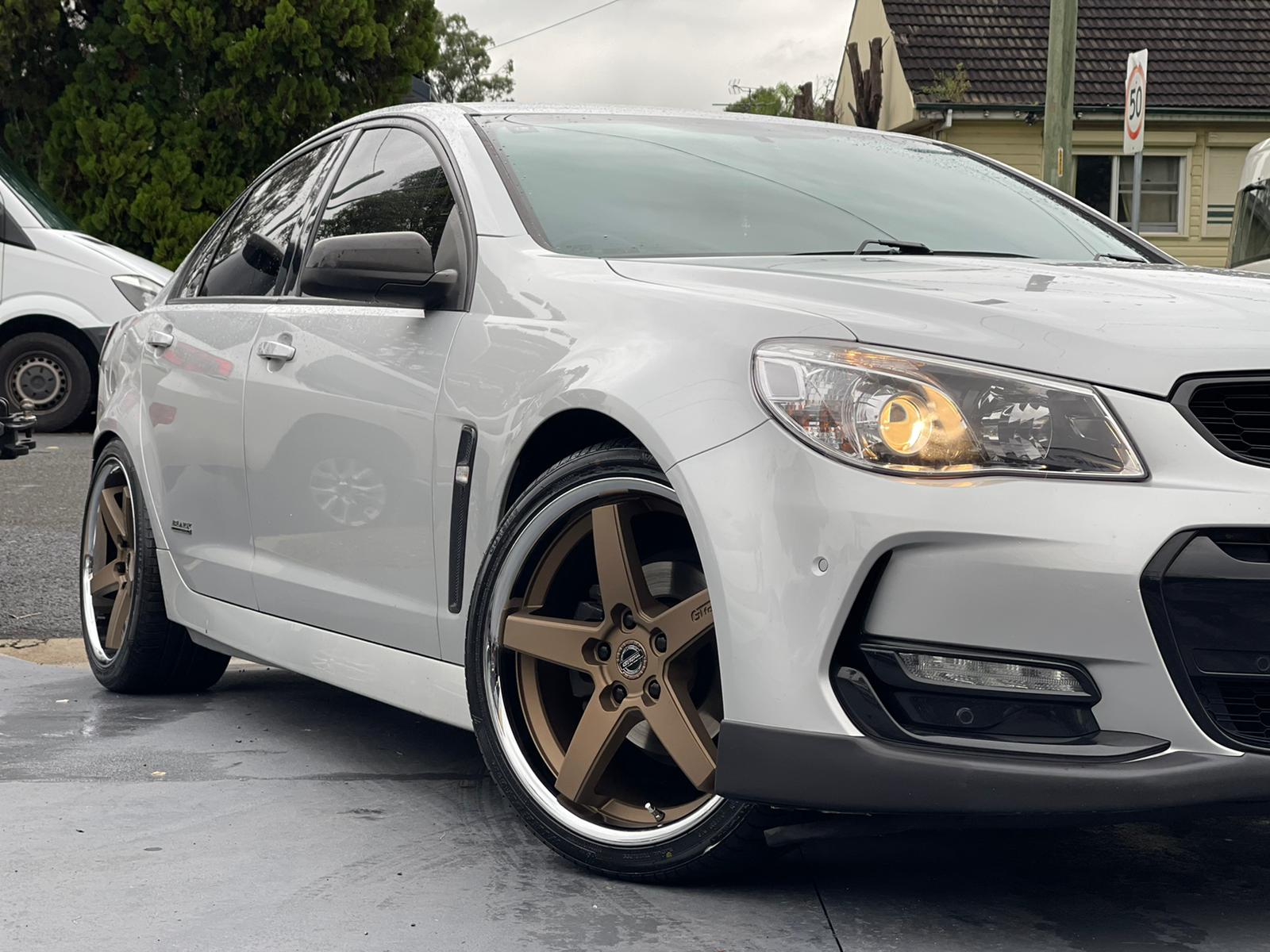 Holden_Commodore_wheels_20_inch_staggered_gt_form_legacy_matte_bronze_chrome_lip_rims_