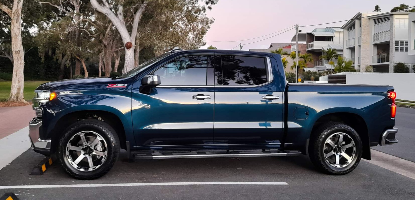 Chevrolet Silverado 1500 | 20" Black Rock Grip Gloss Black Machined Face Wheels